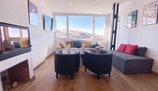 Edel1 - PRIME LOCATION WITH GREAT VIEWS + PARKING