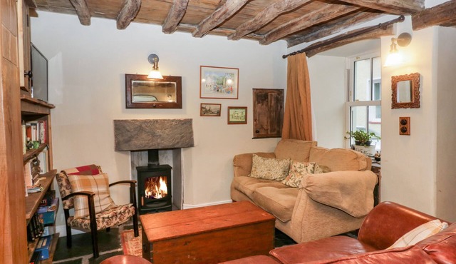 EDEN VALE, pet friendly, with hot tub in Broughton-In-Furness