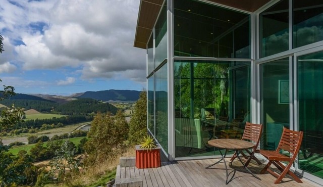Edgecliff - stunning location, spectacular views, modern cottage