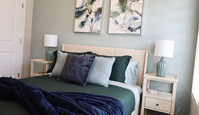 Edgemont Getaway Upstairs | King Bed, Garage, WEM