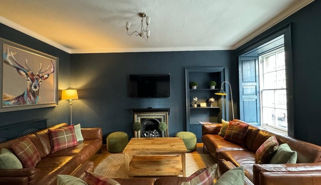 Edinburgh Castle Hideaway, Lawnmarket, Royal Mile - 2 mins walk to the Castle!