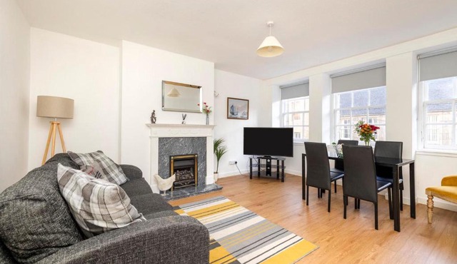 Edinburgh Central 2-Bedroom Old Town Apartment on Royal Mile