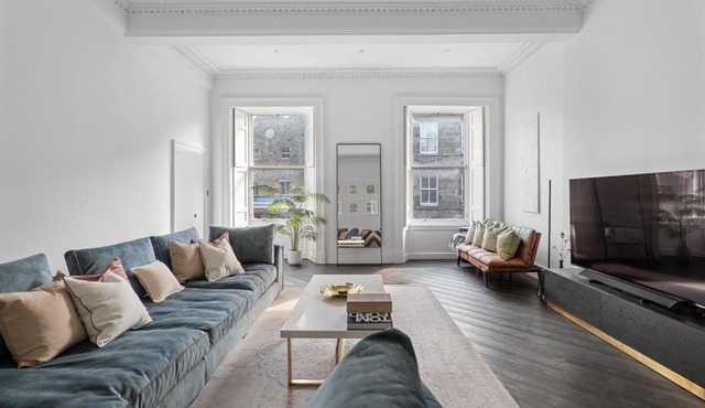Edinburgh's Finest - Chic and Luxurious Shore Apartment