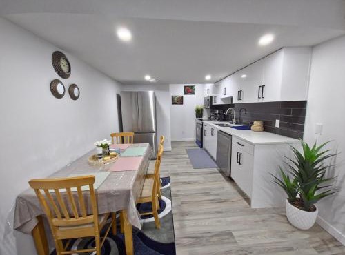 Edmonton Elegant 1BR Basement-Style Suite Sleeps 3