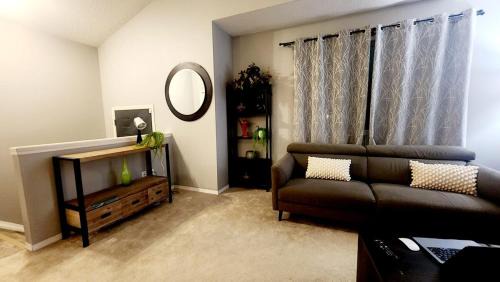 Edmonton Golden Horizon Homes 4BR 2BA Sleeps 10