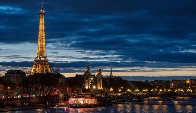 EIFFEL TOWER VIEWS STUDIO APARTMENT WITH BALCONY