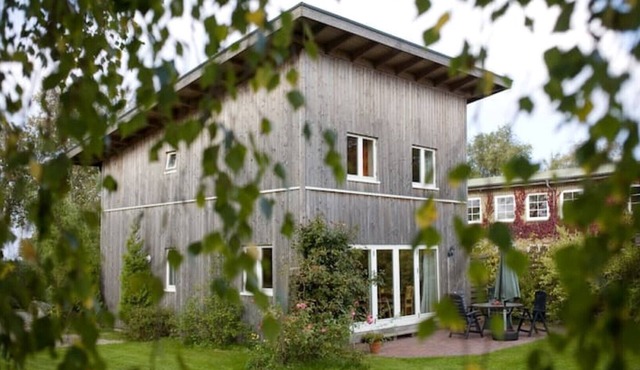 Ein Haus mit Garten am Meer