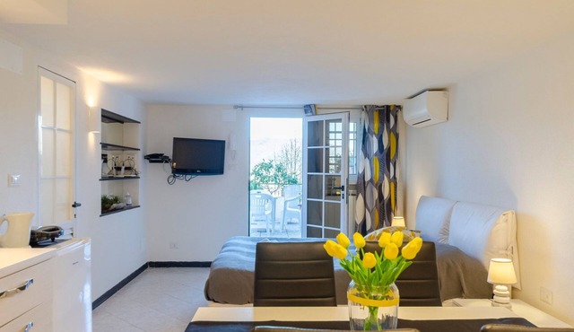 Einzimmerwohnung mit Terrasse und Blick auf den Berg by Interhome