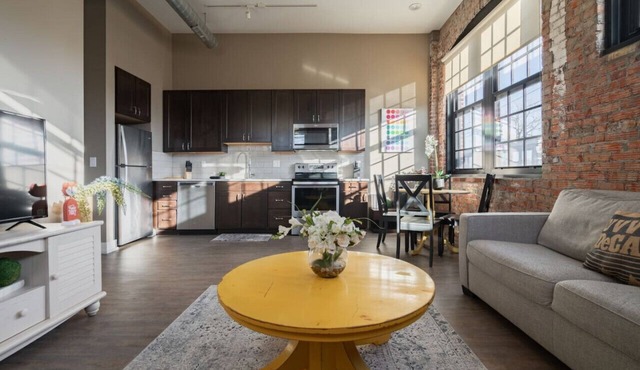 EJ Thomas Apt. - Short North w/Free Parking