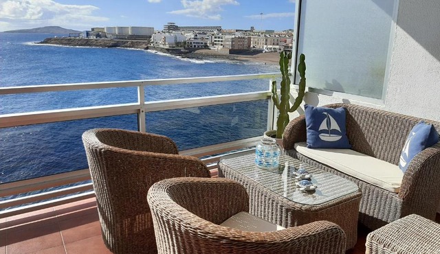 El Azul , amplia terraza con "el mar a tus pies"