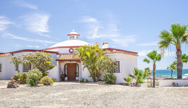 El Perico Bizco: Enjoy the oceanview in this spacious home steps from beach