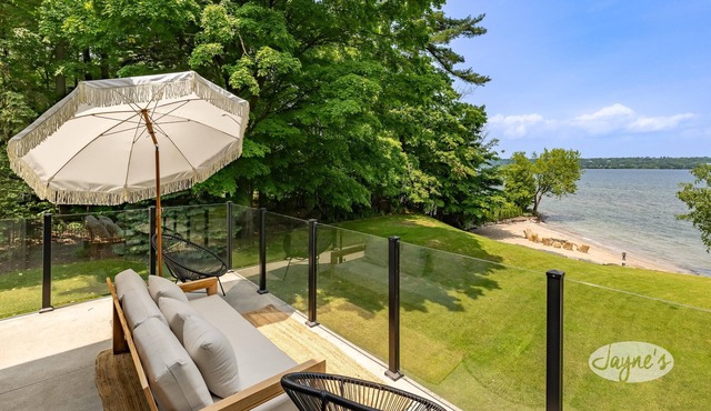Elaborate 5 bed 7 bath Luxury Cottage on Lake Simcoe! Five Star Resort! Sunset!