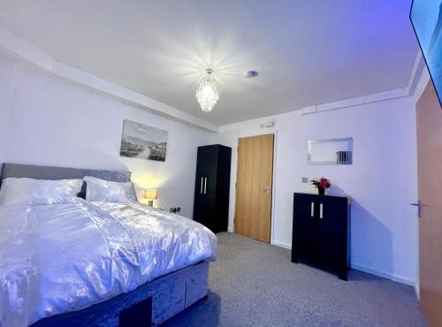 Elegant 1-BR Flat with Free Private Parking, Kitchen & Wi-Fi