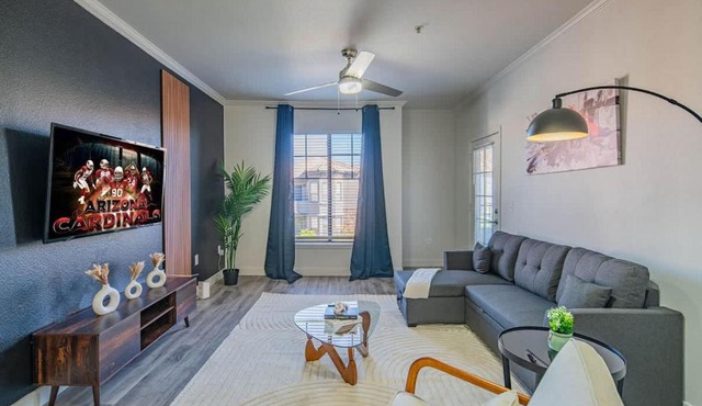 Elegant 1BD King Bed, Pool, Hot Tub, Gym, Parking