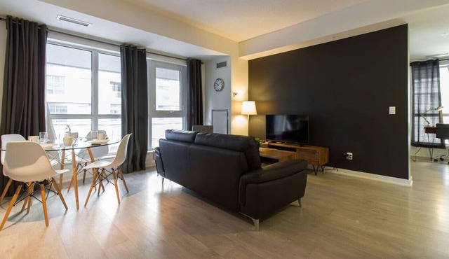 Elegant 1BR Apt with Balcony near Rogers Centre