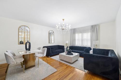 Elegant 2 Bedroom APT with free parking on 2nd floor