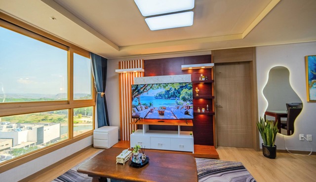 Elegant 2BR Luxury Staycation in Clark - High View - Mountain and Lake View