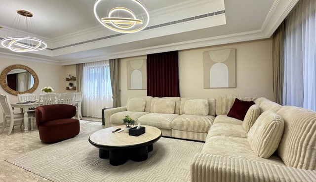 Elegant 4BR Corniche Stay – Private Balcony & More