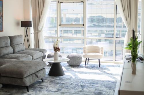 Elegant 4BR Waterfront Apartment Sea View Al R