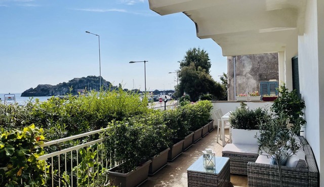 Elegant and bright apartment with terrace on the waterfront of Aci Trezza