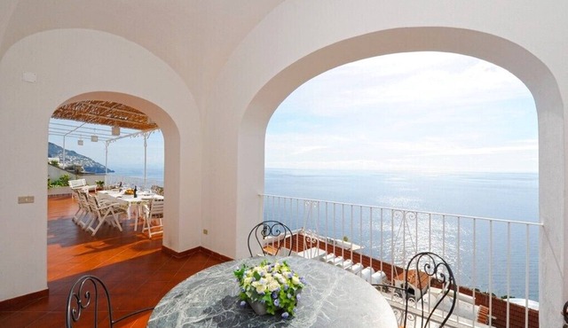 Elegant and central villa with private gated parking in Positano