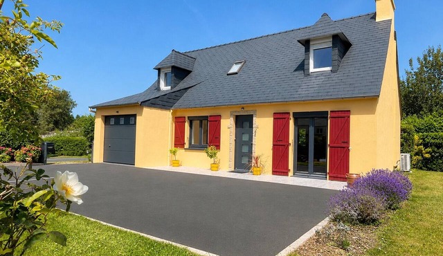 Elegant and cosy 3 star house, walking distance from the Teven beach