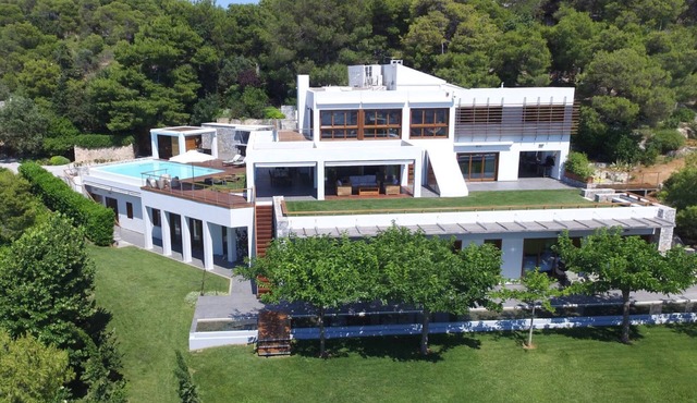 Elegant And Simplistic Villa With Top Notch Facilities