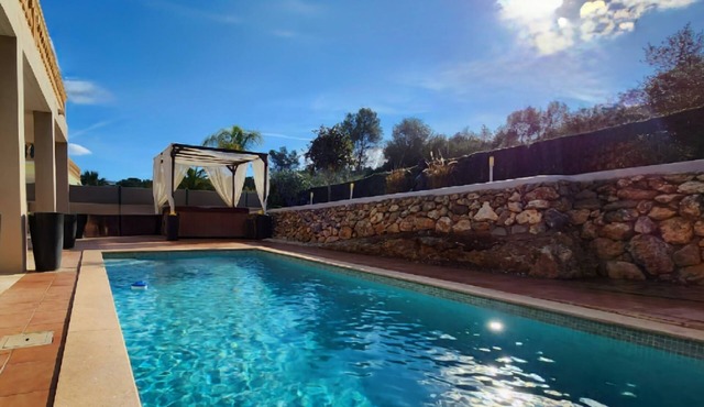 Elegant and spacious 4 bedroom villa with pool & jacuzzi/3.5 bathrooms