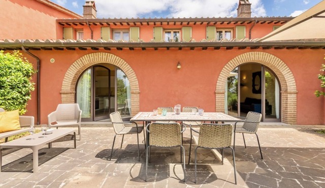Elegant and spacious two-storey villa of 156 m2 consisting of a large living room, kitchen complete with dishwasher, microwave oven, electric oven, coffee machine, kettle, fridge and freezer.Indoor and outdoor dining area, a master double bedroom with pr