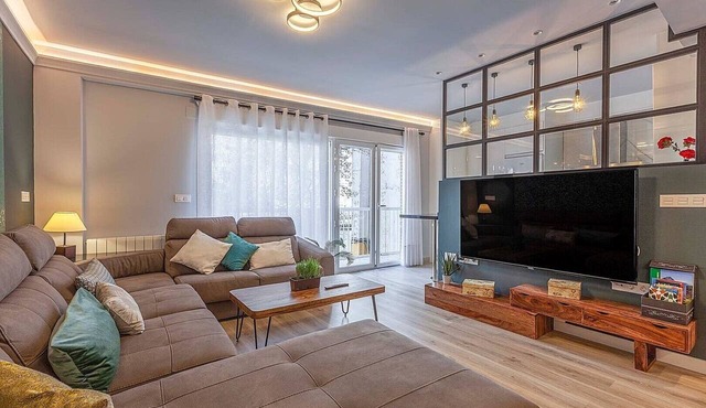 Elegant apartment ideal for families at 15min from Alhambra. 3 bathrooms, optional parking.