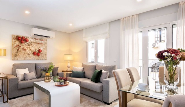 Elegant Apartment in El Arenal Quarter. Velarde II