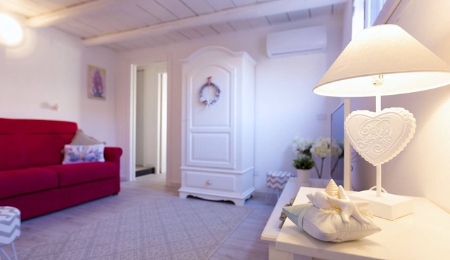 Elegant apartment in the heart of the historic center a step away from the sea.