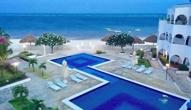 Elegant beach front apartment, pool, daily housekeeping, fast speed wi-fi