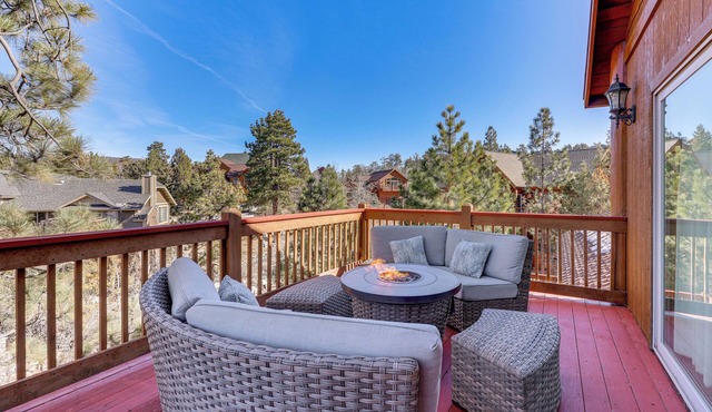 Elegant Big Bear Cabin Half Mi to Big Bear Lake!