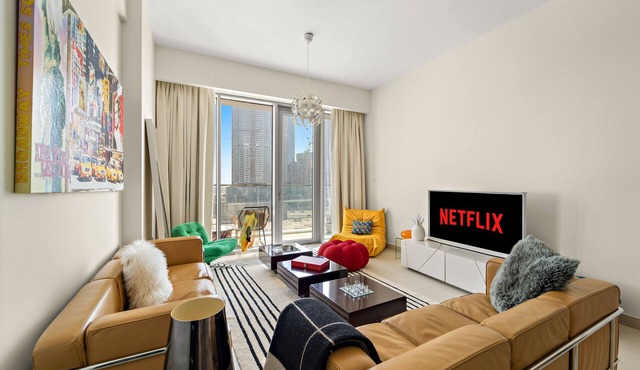 Elegant Canal-Front 1 BD in a Prime Location