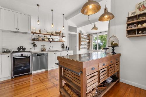 Elegant Character Villa - Walk to Claudelands