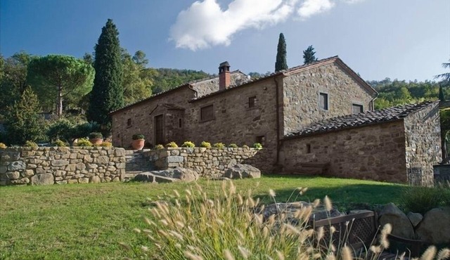 Elegant & Comfortable Tuscany Farmhouse Villa in Cortona Italy