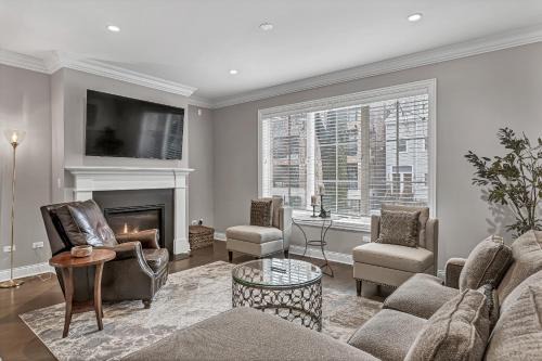 Elegant Condo-Steps from Wrigley Field, 32 Nights condo
