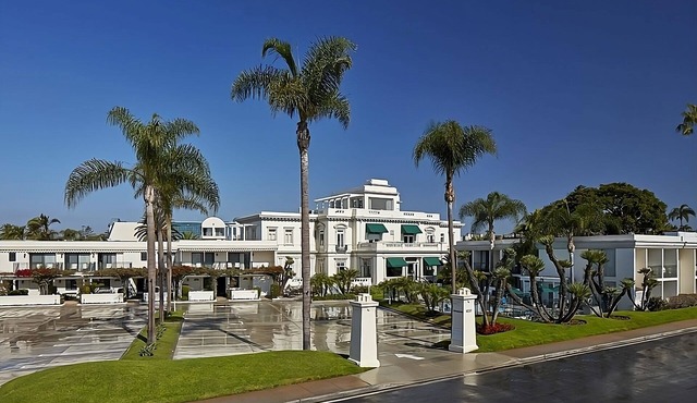 Elegant Deluxe Unit | 2.1 mi to Seaport Village| Beach & Pool Access | Parking