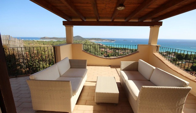 Elegant detached house with fantastic sea views, 7 minutes' walk from the sandy beach