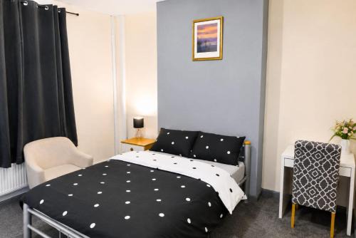 Elegant Double Room with TV, Work Desk & Fast Wi-Fi