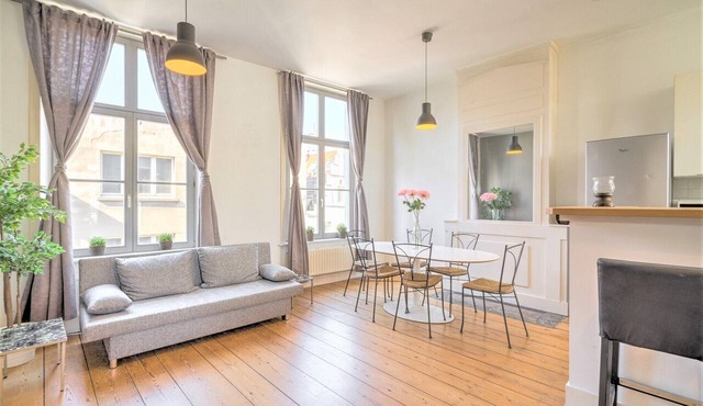 Elegant Duplex for 12 in Capital Street
