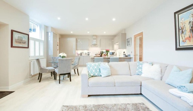 Elegant Epsom Flat in Period Building