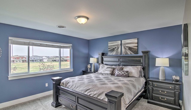 "Elegant Escape" (KING BED) Minutes From Downtown