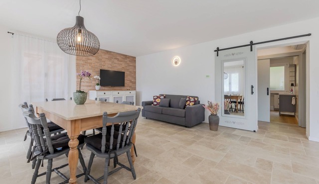 Elegant Euganean Hills apartment with garden view