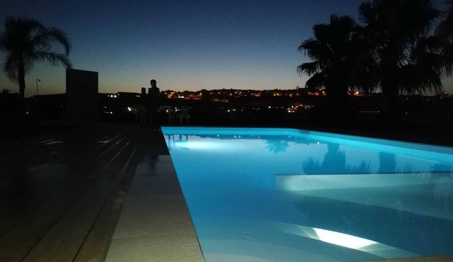 Elegant, fully equipped studio apartment with pool (shared).