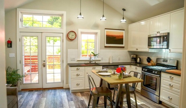 Elegant guest house within walking distance to fabulous downtown Sebastopol