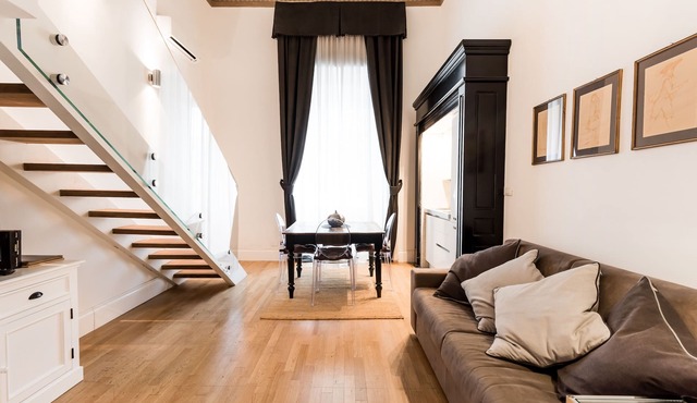 Elegant, High Ceiling, Central, at walking distance from everything