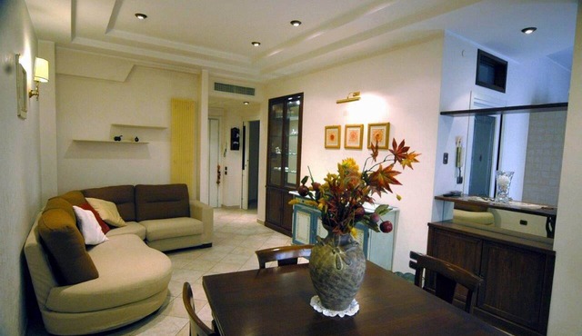 Elegant lodging with garden,A/C,high speed Wi-Fi,near Metro Anagnina,Rome suburb