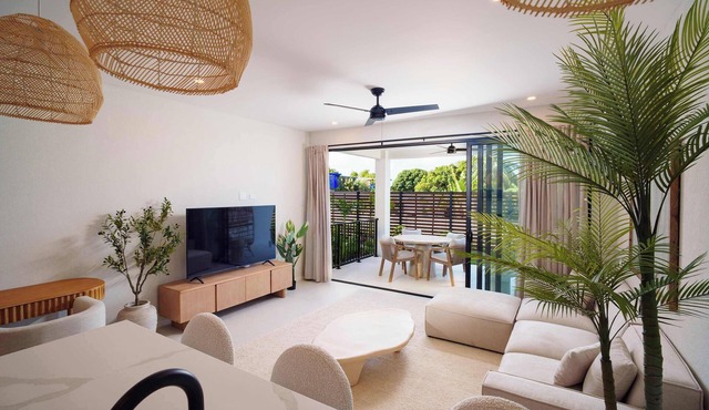 Elegant LUX 2BR, 3mins to Beach! Pool & Deck